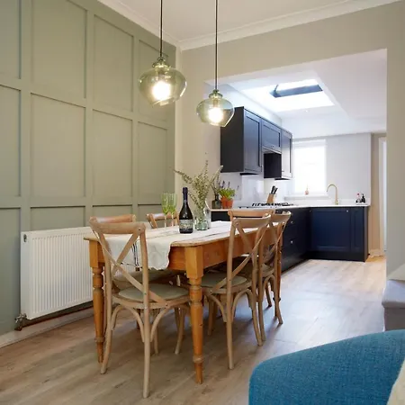The Bishy By Chateau Anna, Centre & Free Parking Holiday home