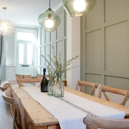 The Bishy By Chateau Anna, Centre & Free Parking Holiday home York