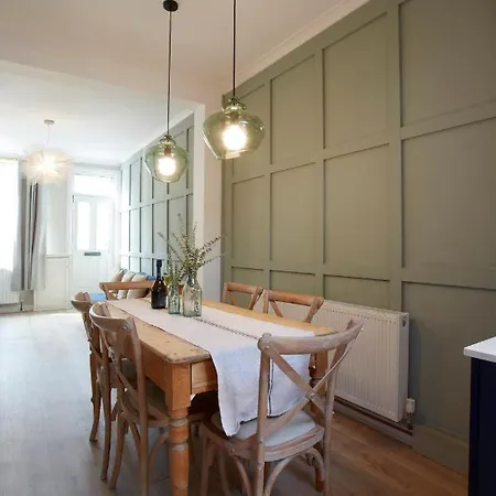 The Bishy By Chateau Anna, Centre & Free Parking Holiday home *