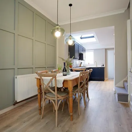 Дом отдыха The Bishy By Chateau Anna, Centre & Free Parking *