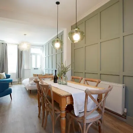 The Bishy By Chateau Anna, Centre & Free Parking Holiday home
