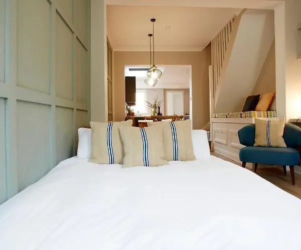 The Bishy, Centre & Free Parking